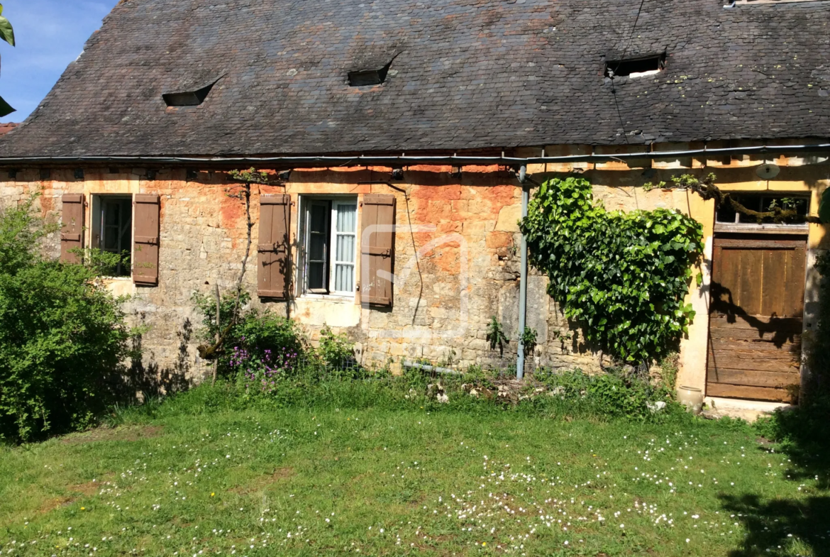 Maison en pierre à rénover à Chasteaux 