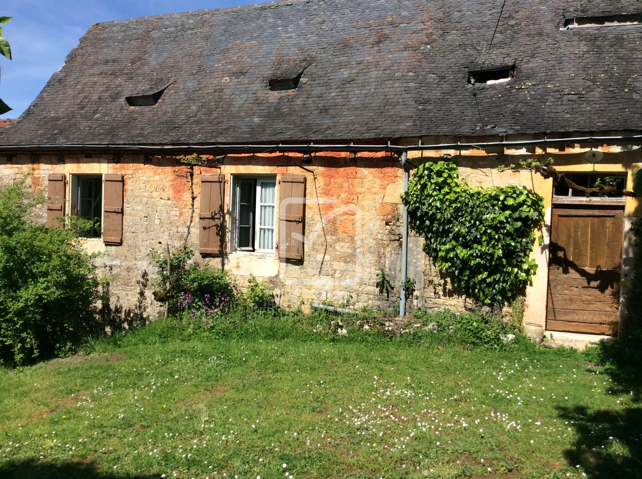 Maison en pierre à rénover à Chasteaux 