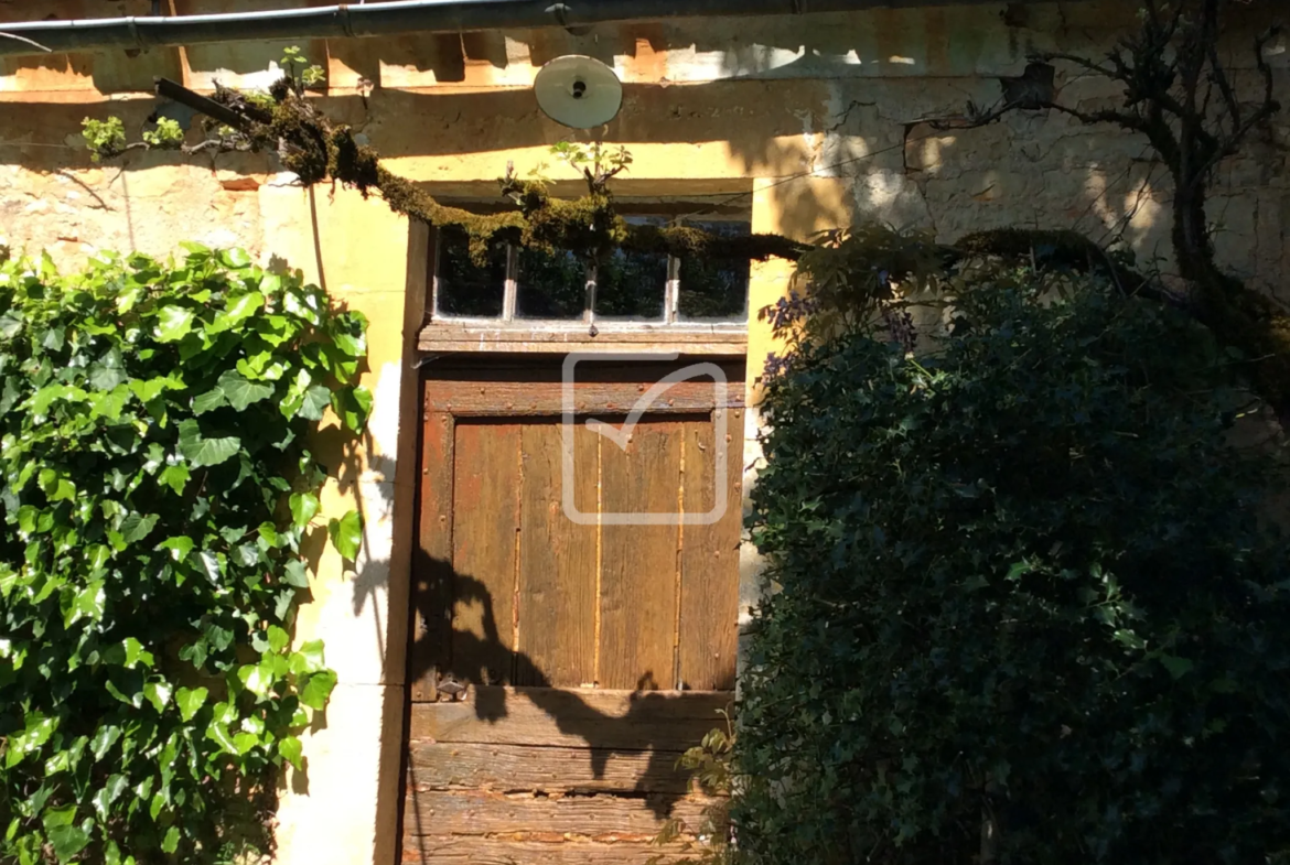 Maison en pierre à rénover à Chasteaux 