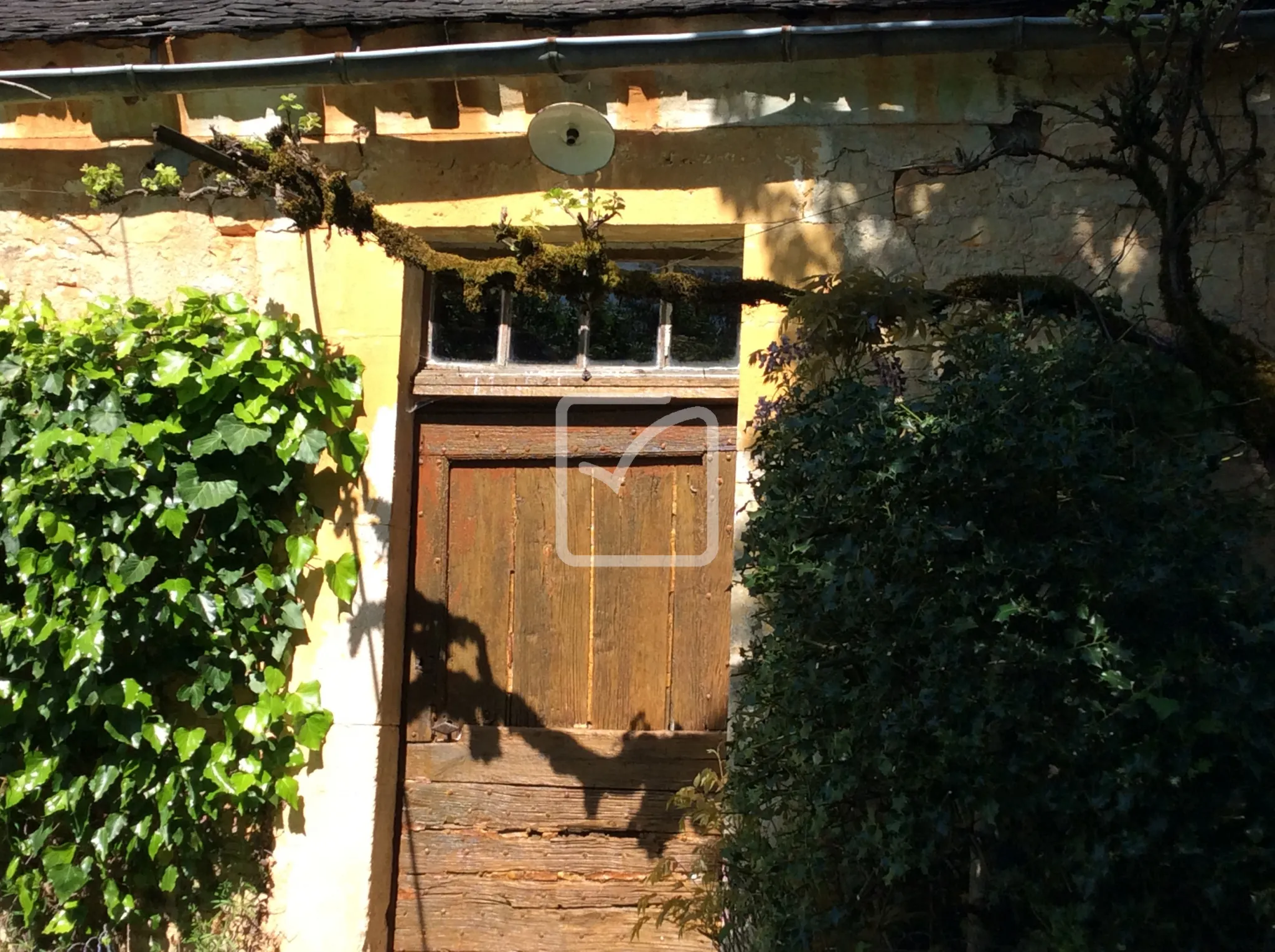 Maison en pierre à rénover à Chasteaux 