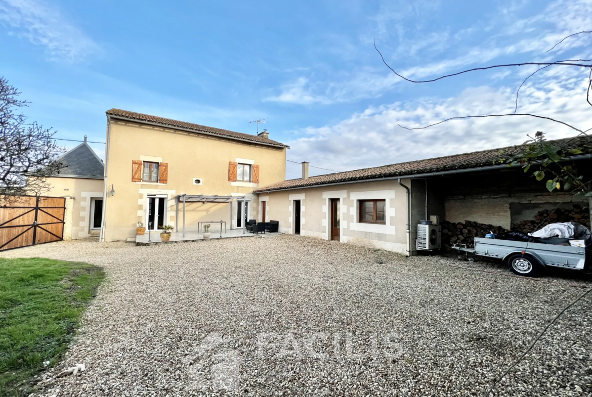 Maison à vendre à Neuville de Poitou - 3 Chambres - 114 m² 