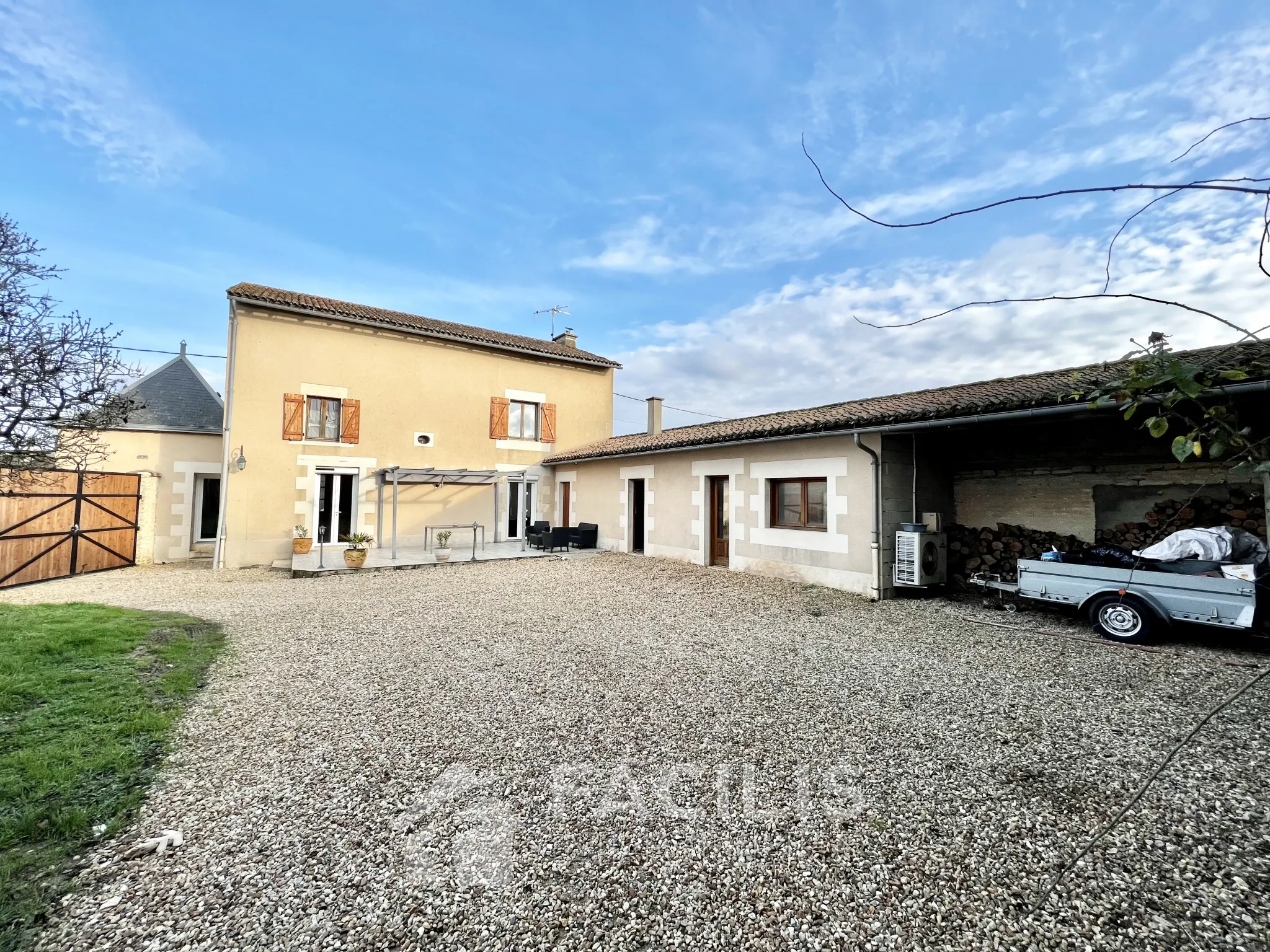 Maison à vendre à Neuville de Poitou - 3 Chambres - 114 m² 