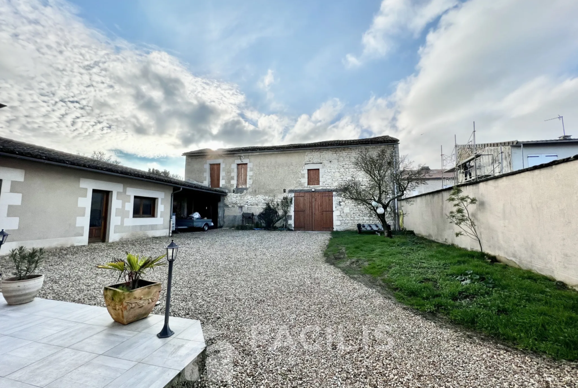 Maison à vendre à Neuville de Poitou - 3 Chambres - 114 m² 