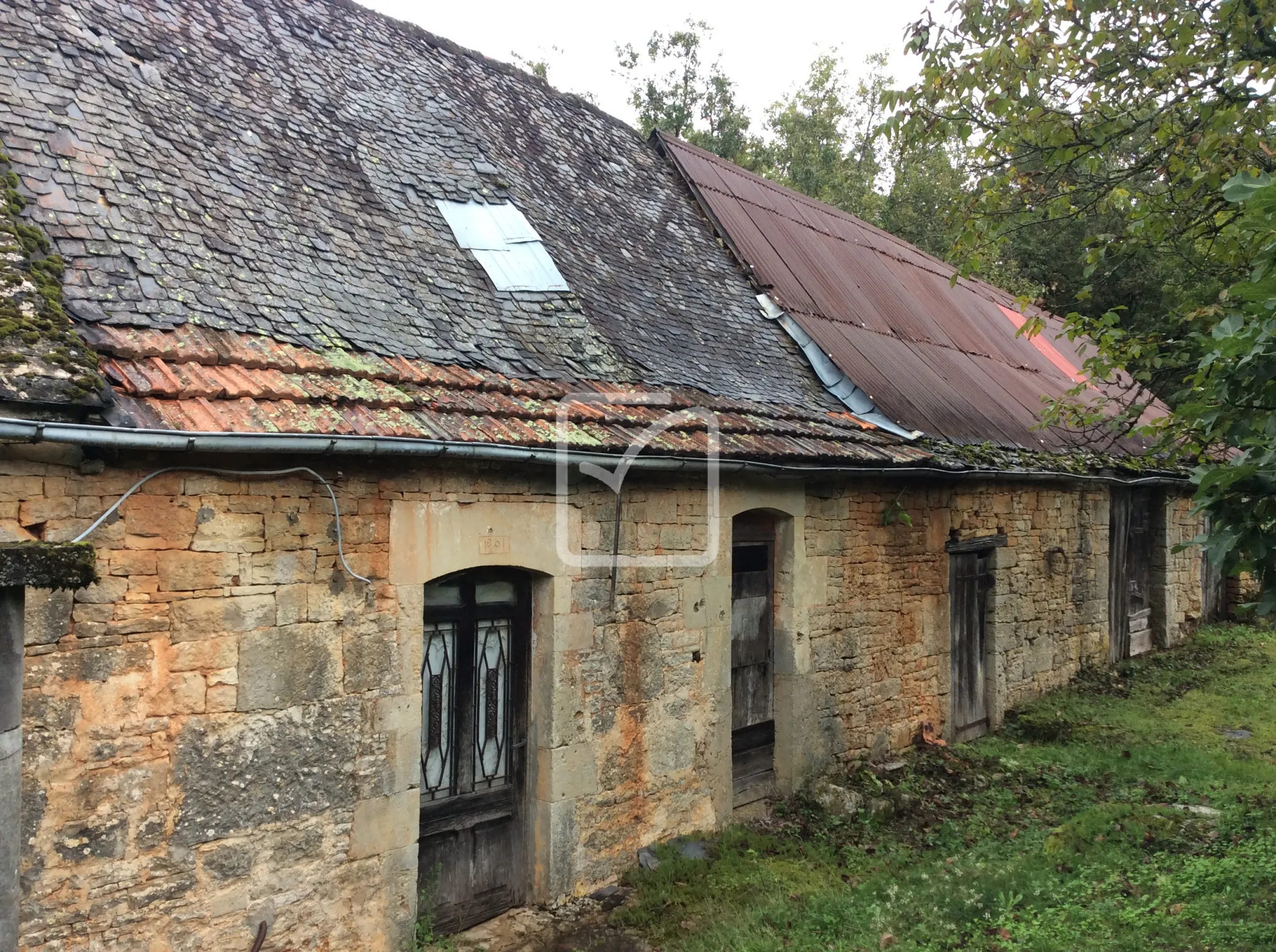 Longère à Rénover à Chartrier - 50 000 euros 