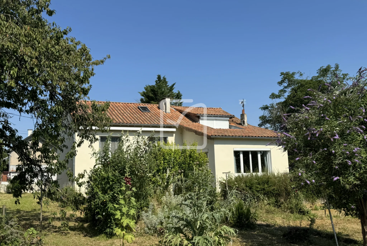 Maison de 109 m2 à Poitiers, quartier des Dunes, à rénover 