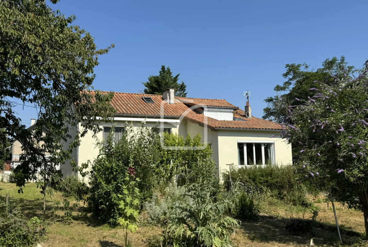 Maison de 109 m2 à Poitiers, quartier des Dunes, à rénover 