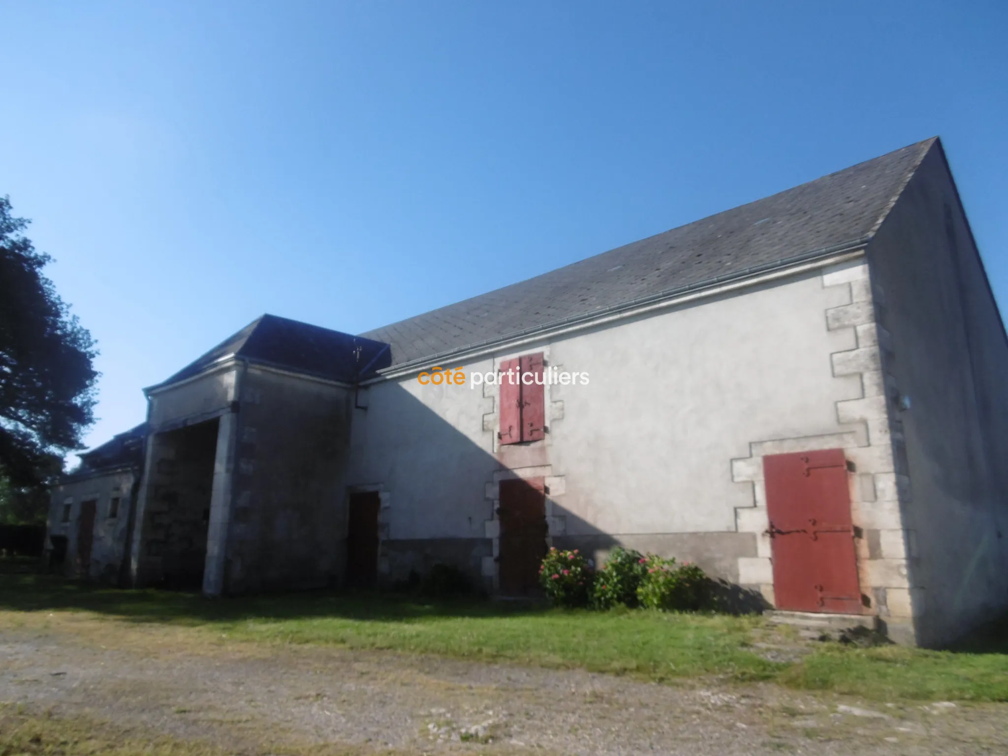 Vente corps de ferme avec 2 maisons et grange sur 3500 m² à Ineuil 