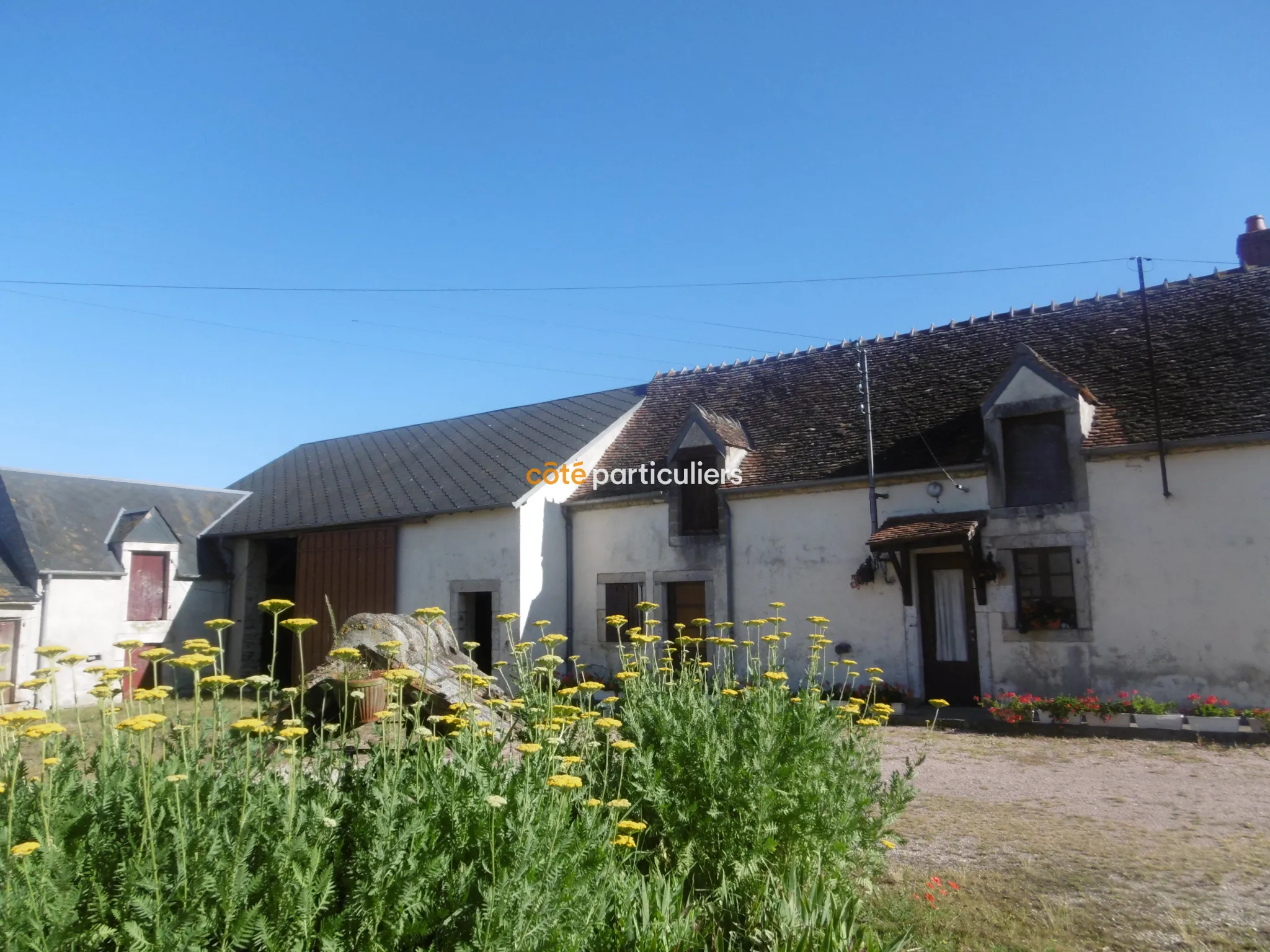 Vente corps de ferme avec 2 maisons et grange sur 3500 m² à Ineuil 