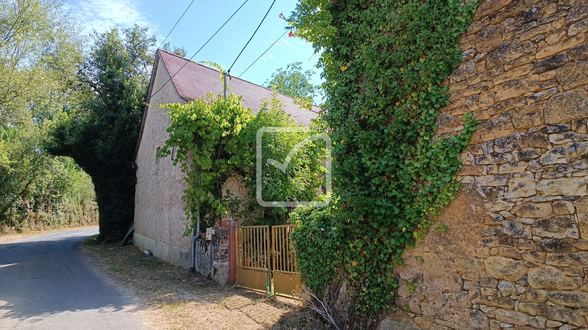 À vendre : ancienne ferme à restaurer à Cherveix-Cubas 