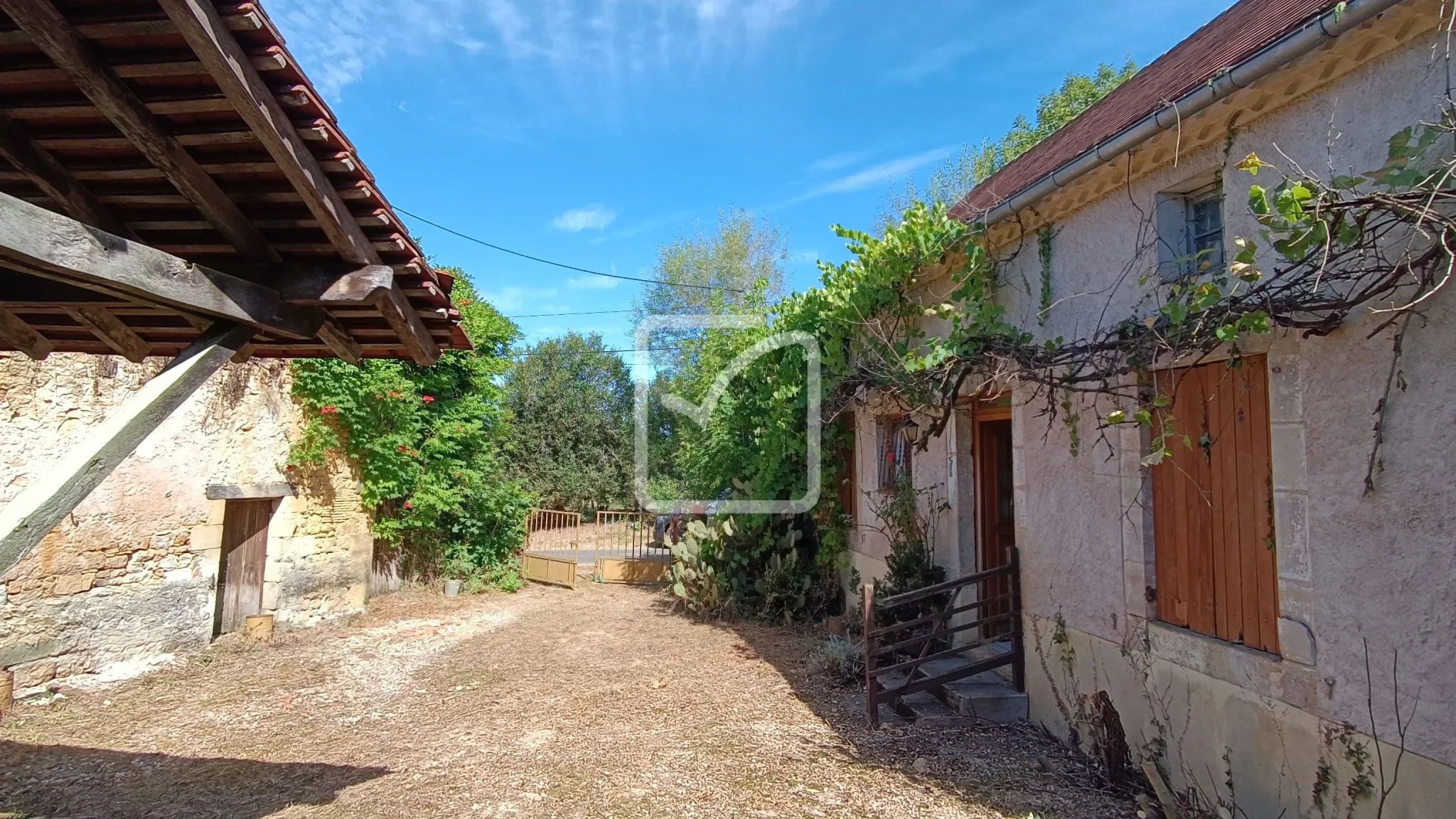 À vendre : ancienne ferme à restaurer à Cherveix-Cubas 