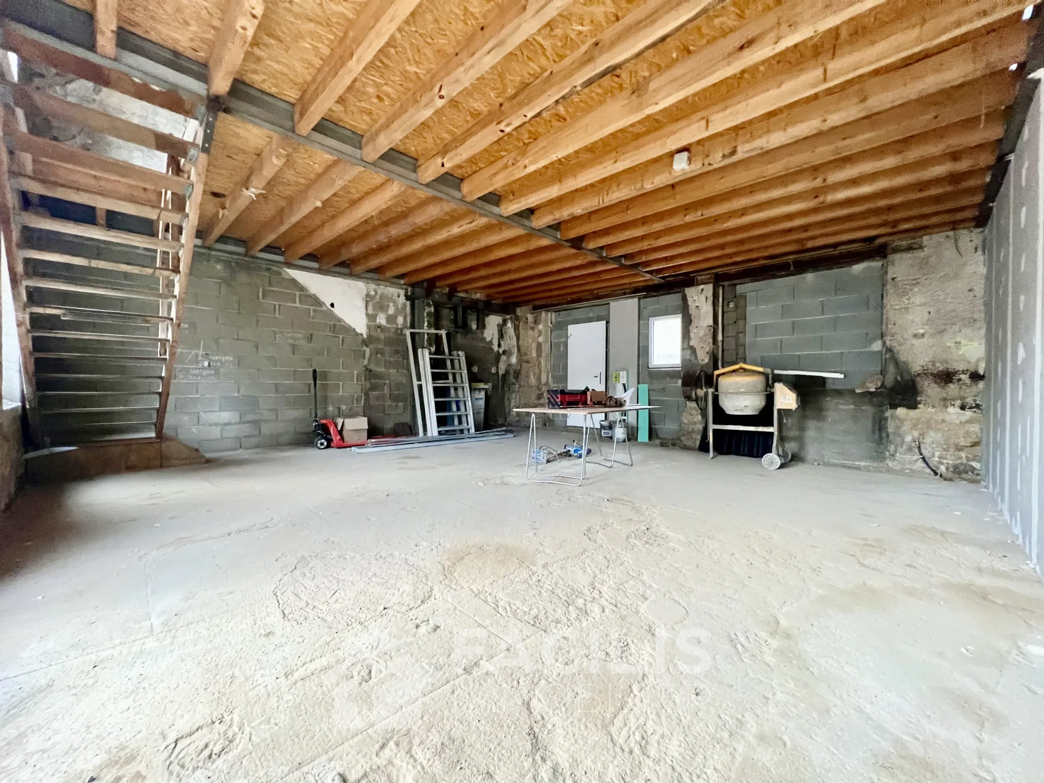 Maison de Caractère à Rénover de 113 m² avec Jardin à Poitiers 