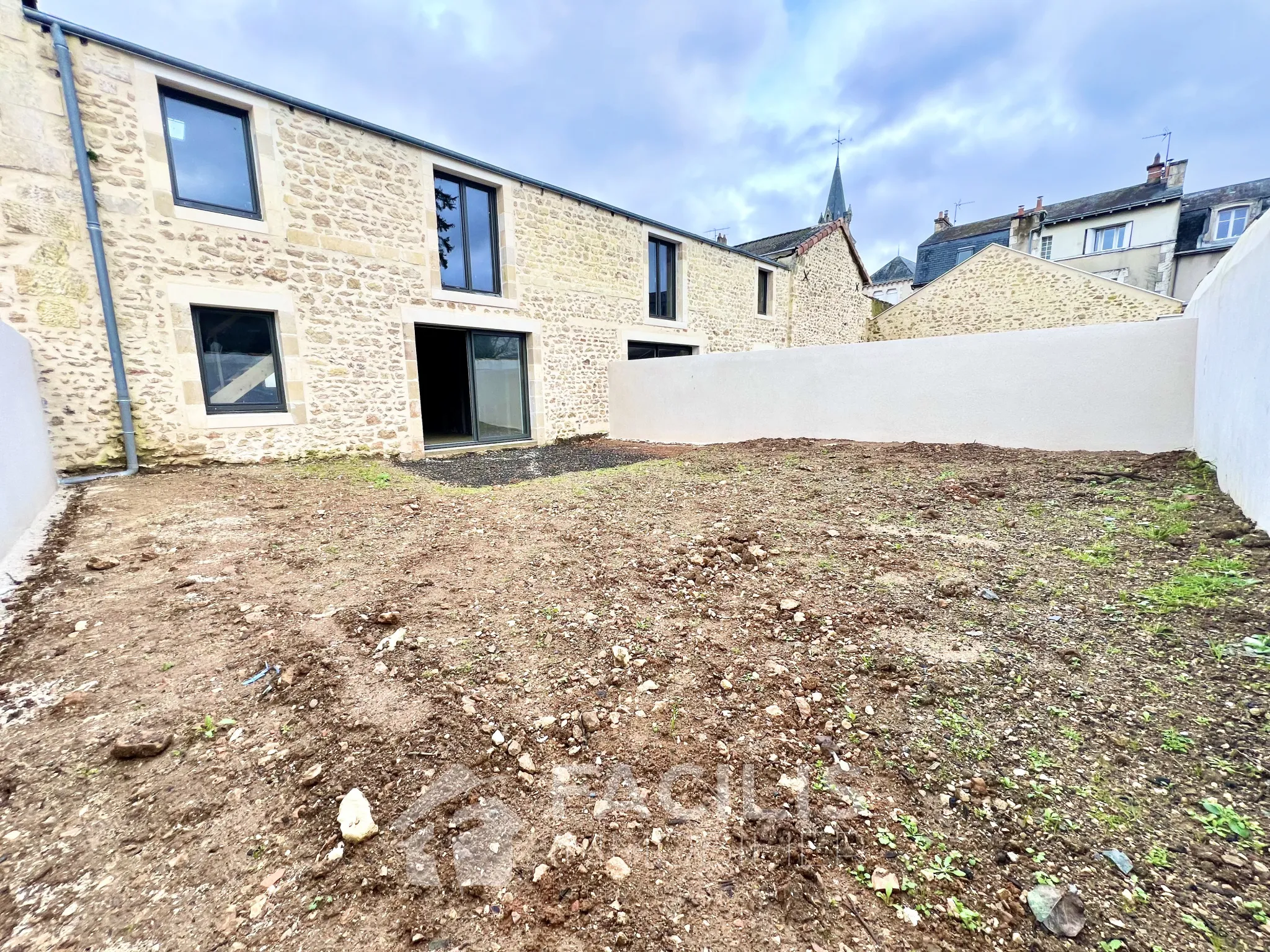 Maison de Caractère à Rénover de 113 m² avec Jardin à Poitiers 