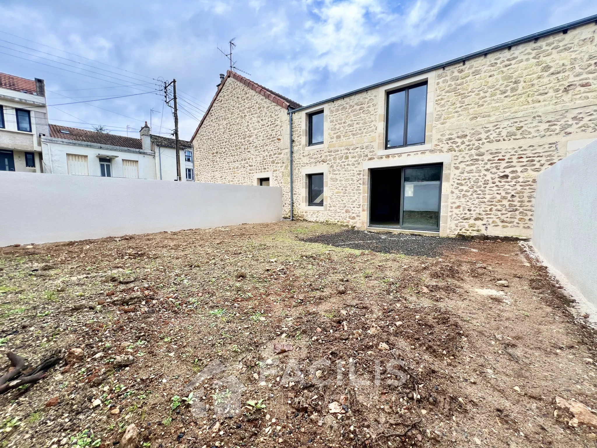 Maison de Caractère à Rénover de 113 m² avec Jardin à Poitiers 