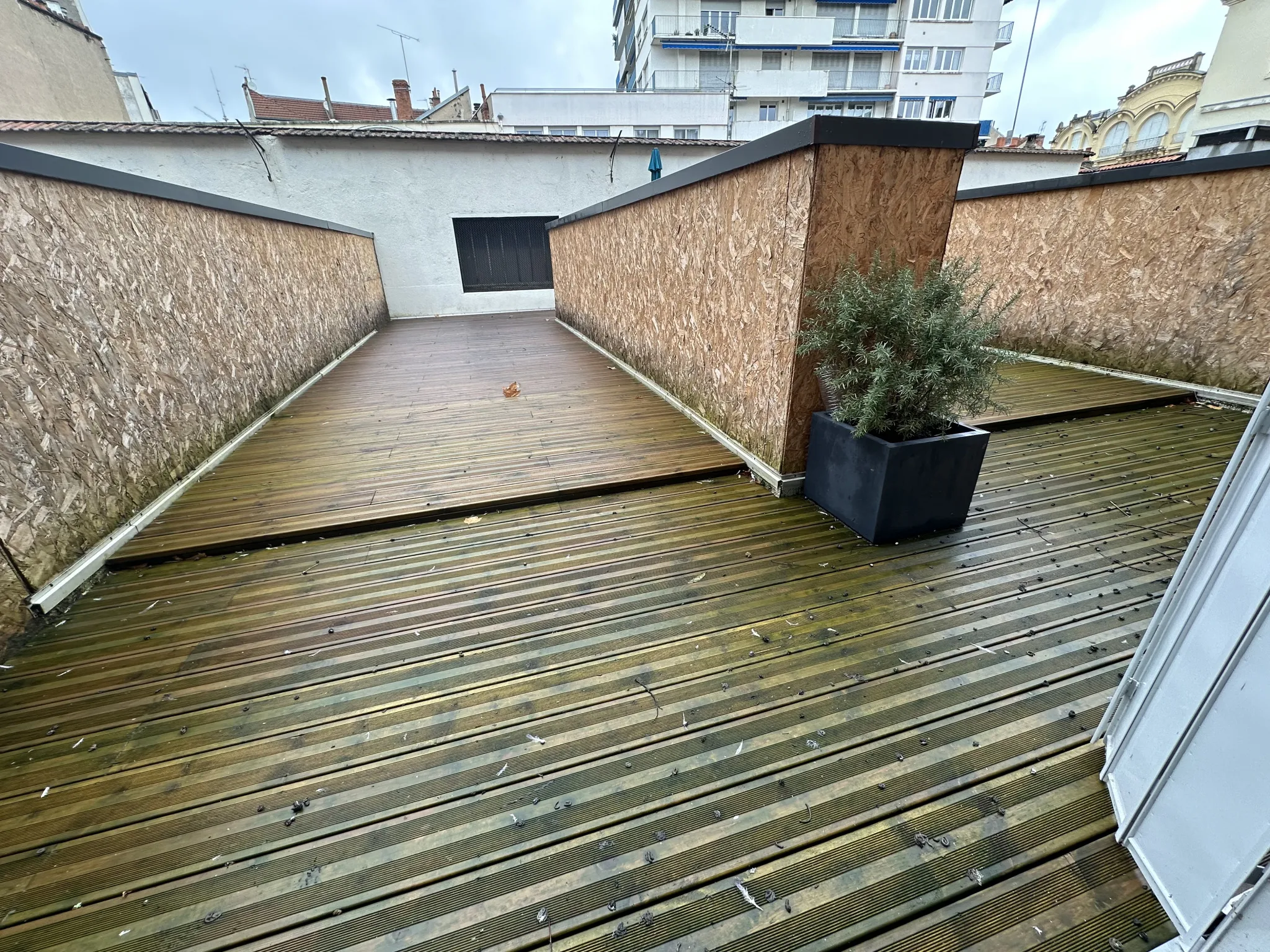 Centre Vichy - T2 avec terrasse et parking 