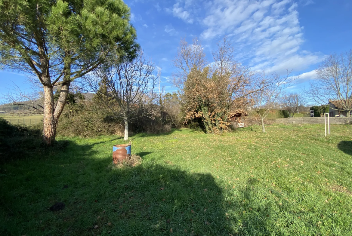 Terrain constructible de 888 m² à Peaugres près de la vallée du Rhône 