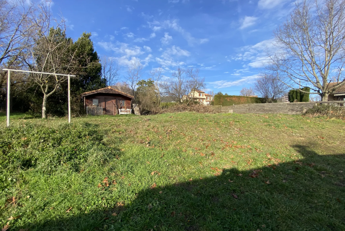 Terrain constructible de 888 m² à Peaugres près de la vallée du Rhône 