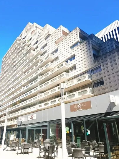 Studio rénové à vendre à Courbevoie 