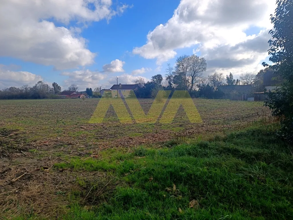 Terrain constructible plat de 1590 m² à Navarrenx 