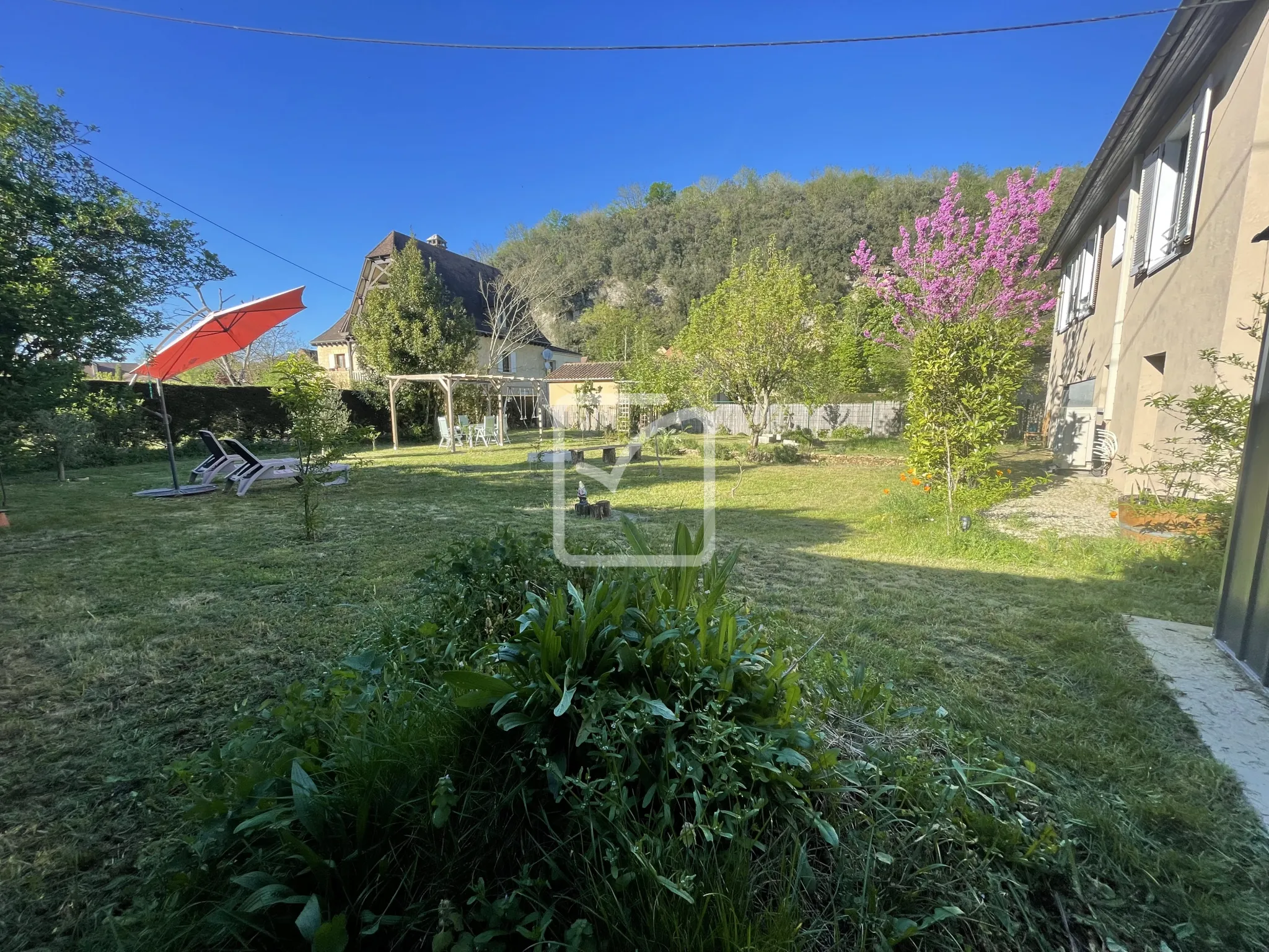 Maison rénovée avec studio et cabinet professionnel à Grolejac 