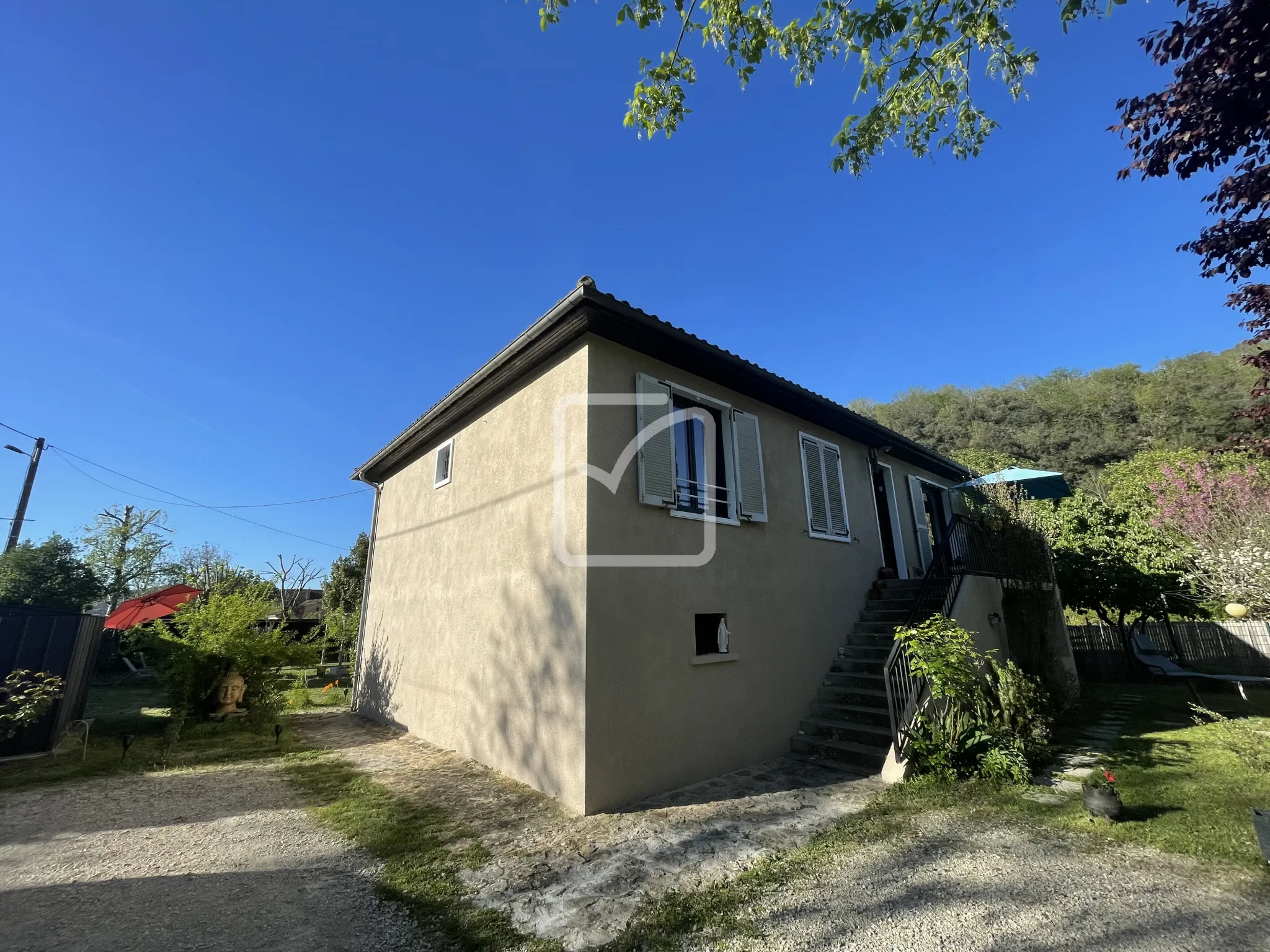 Maison rénovée avec studio et cabinet professionnel à Grolejac 