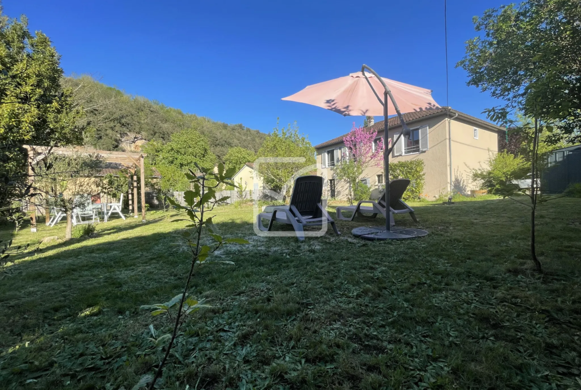 Maison rénovée avec studio et cabinet professionnel à Grolejac 