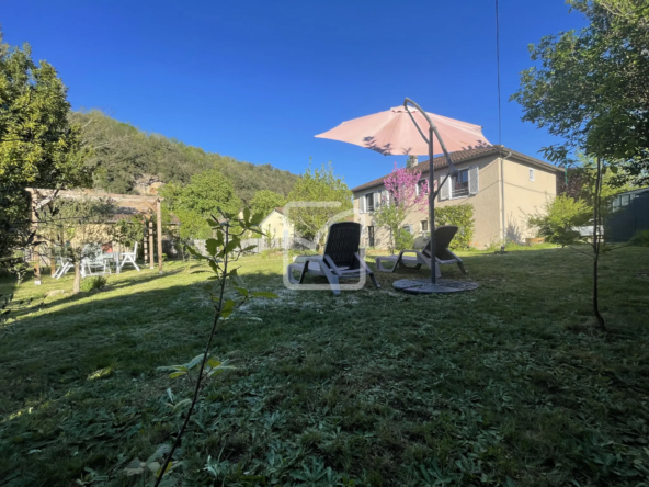 Maison rénovée avec studio et cabinet professionnel à Grolejac