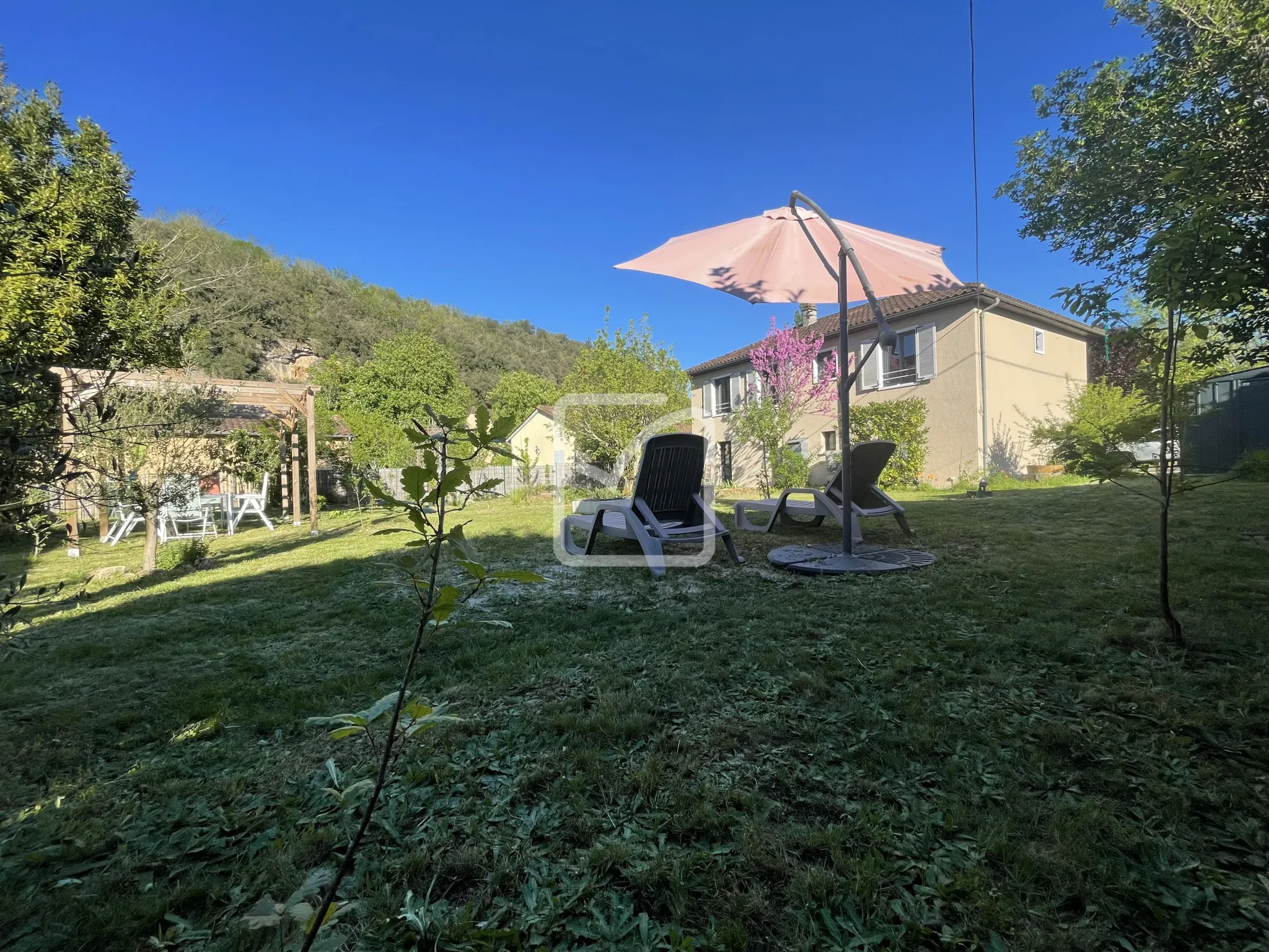 Maison rénovée avec studio et cabinet professionnel à Grolejac 