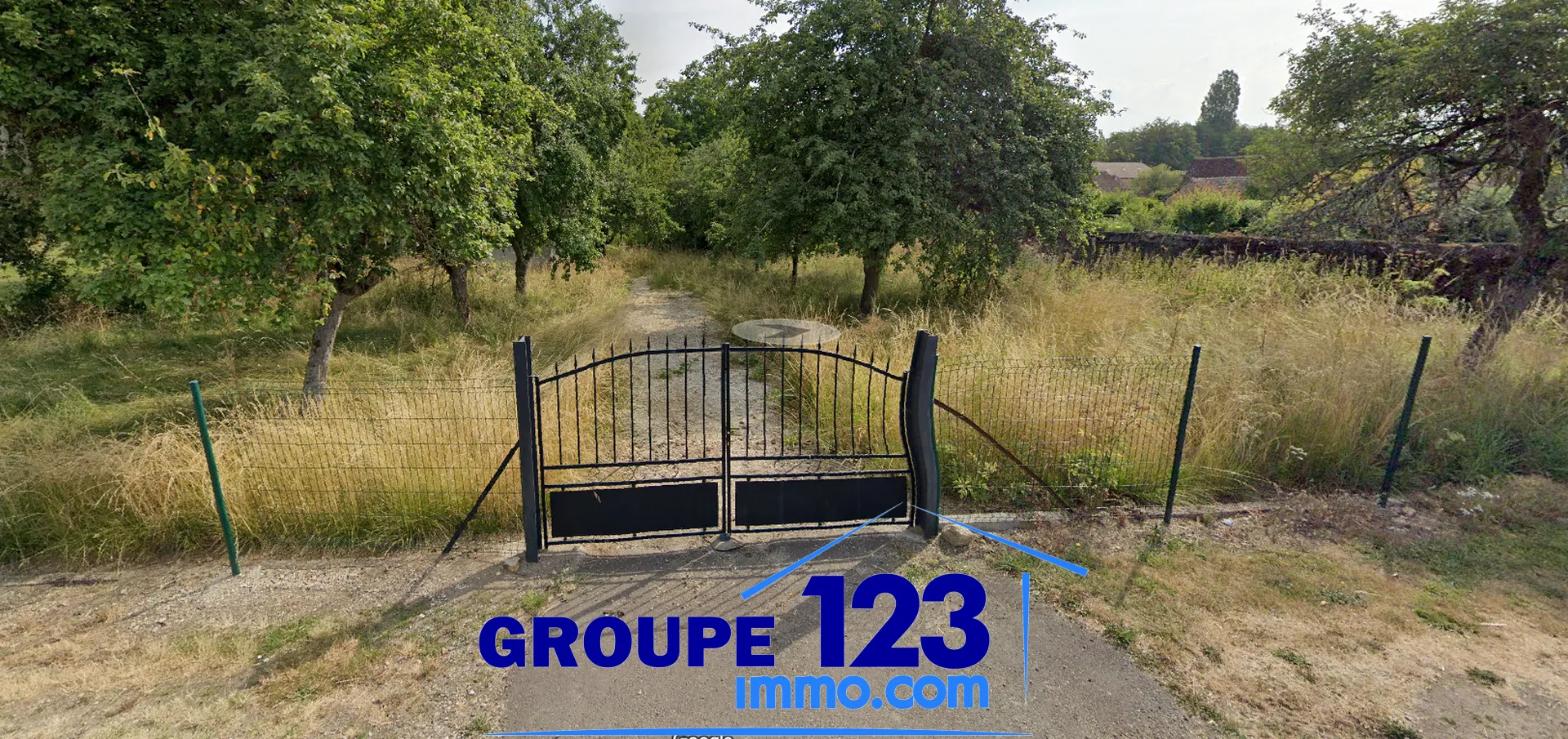 Terrain viabilisé de 7096 m² à Mézilles au bord du Branlin 