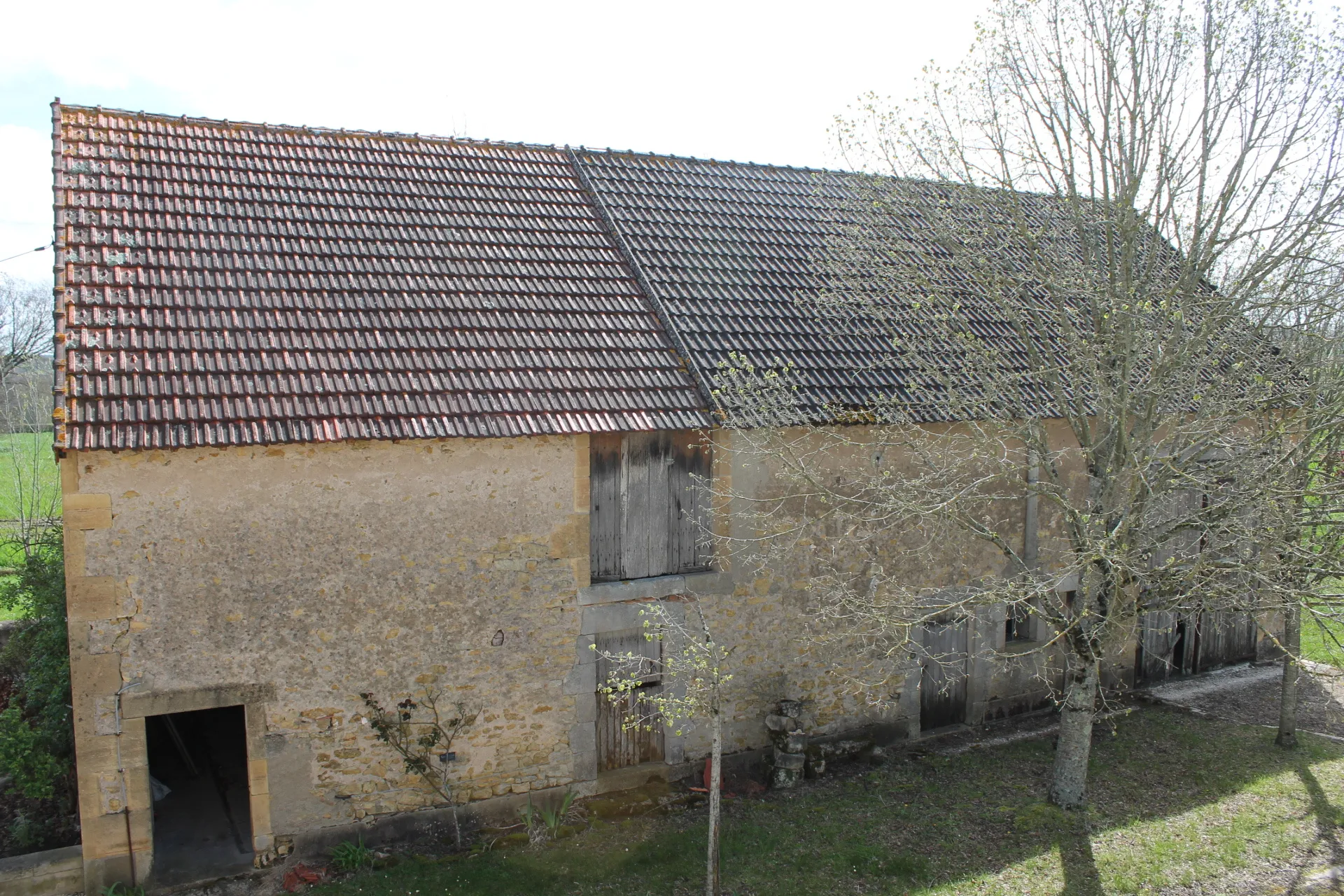 À vendre : Maison avec grande grange à St Jeanvrin sur 4025 m² 