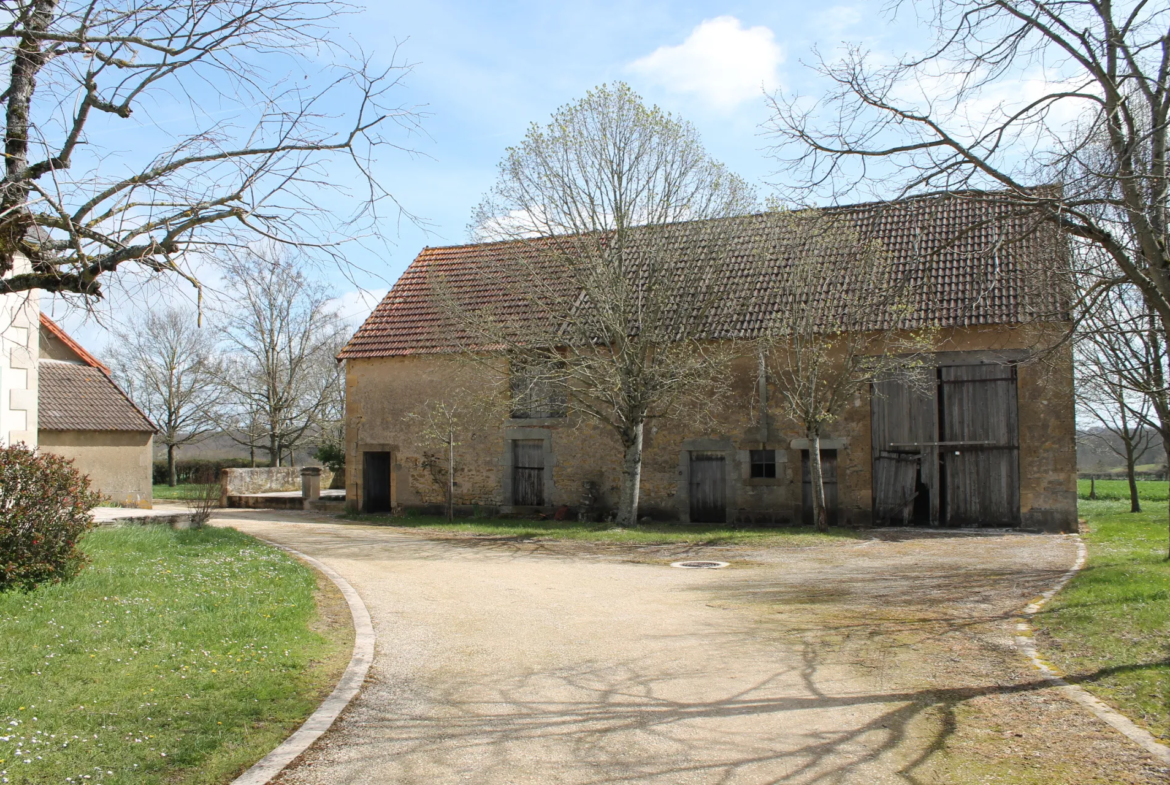 À vendre : Maison avec grande grange à St Jeanvrin sur 4025 m² 