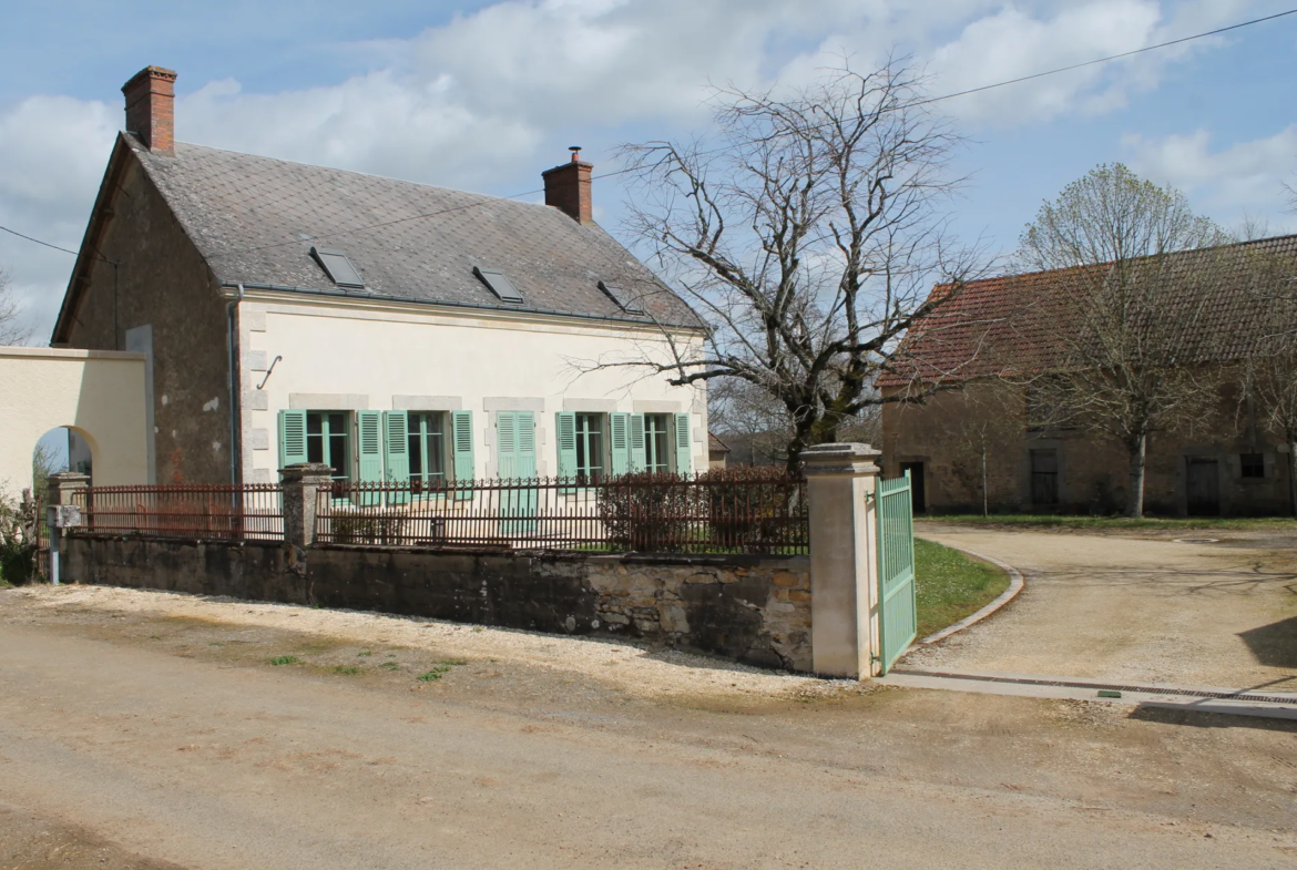 À vendre : Maison avec grande grange à St Jeanvrin sur 4025 m² 