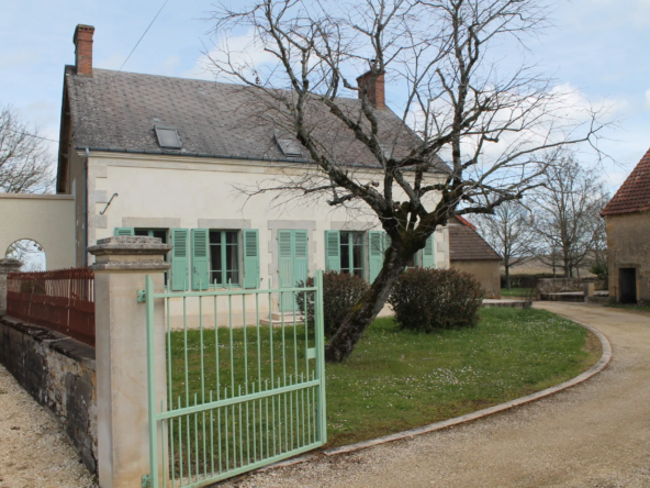 À vendre : Maison avec grande grange à St Jeanvrin sur 4025 m²