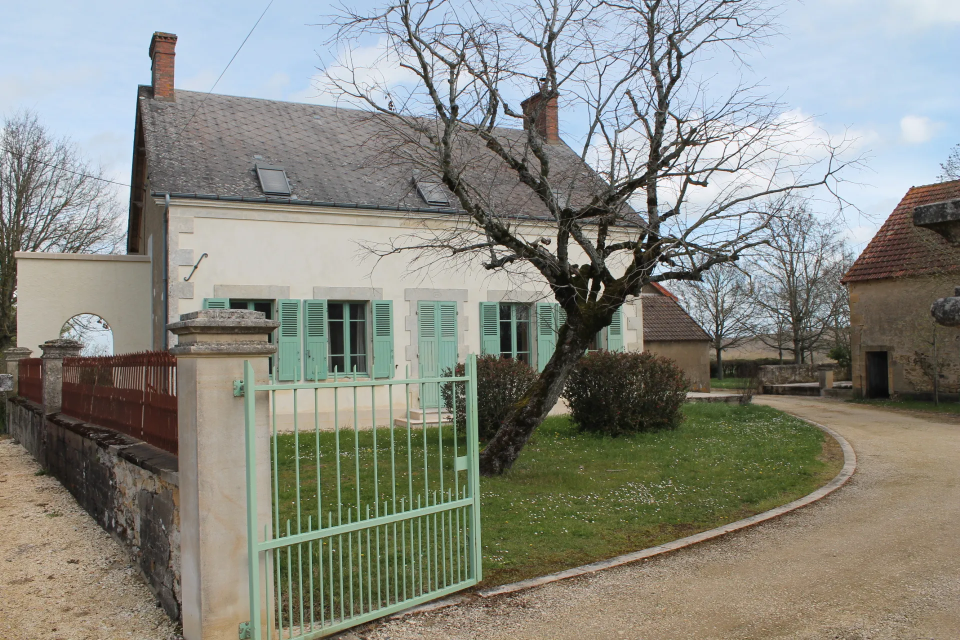 À vendre : Maison avec grande grange à St Jeanvrin sur 4025 m² 