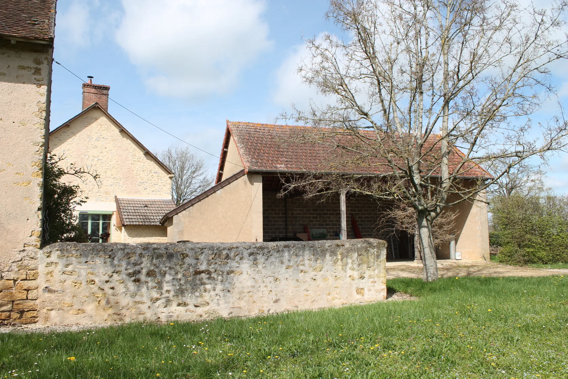 À vendre : Maison avec grande grange à St Jeanvrin sur 4025 m² 