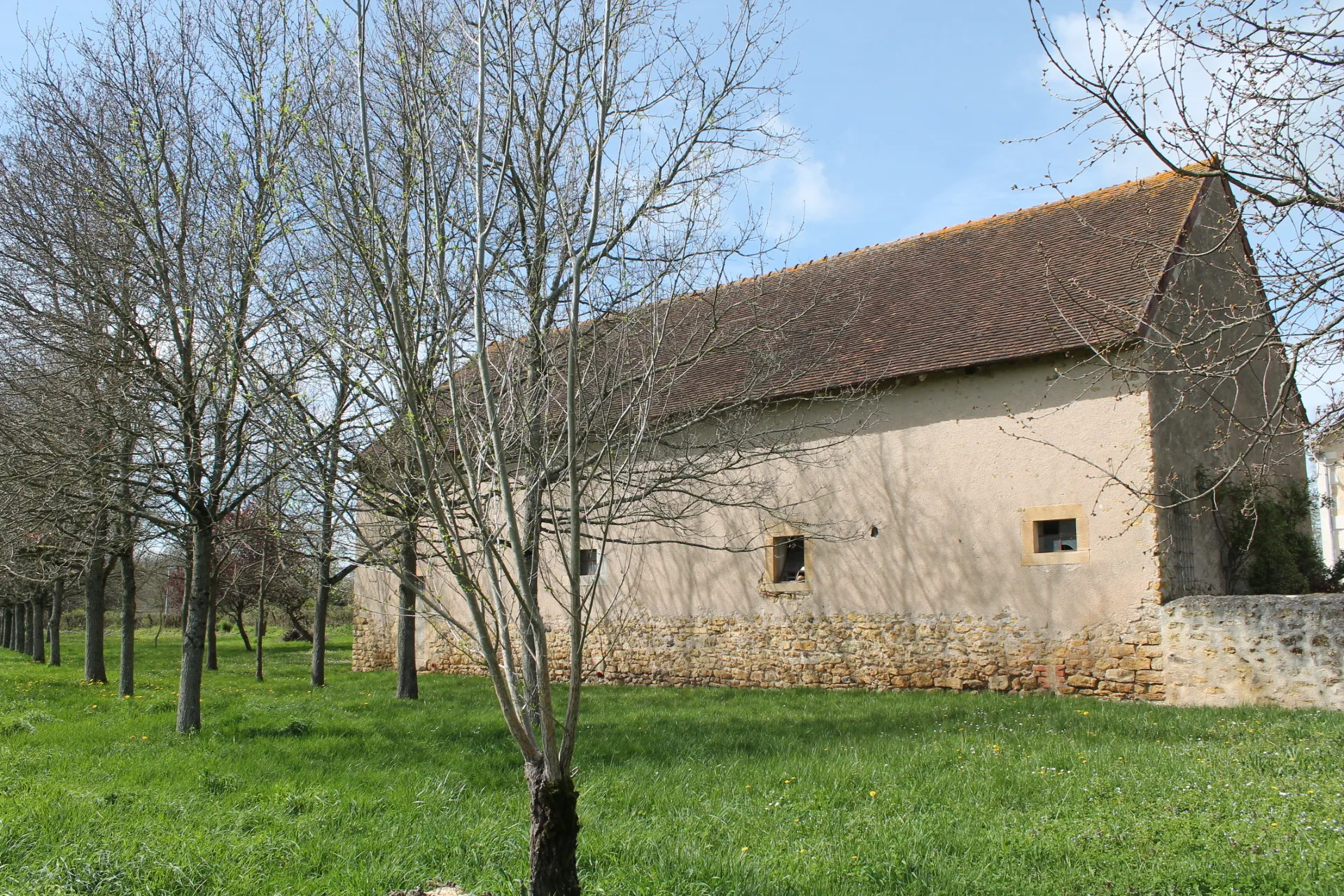 À vendre : Maison avec grande grange à St Jeanvrin sur 4025 m² 