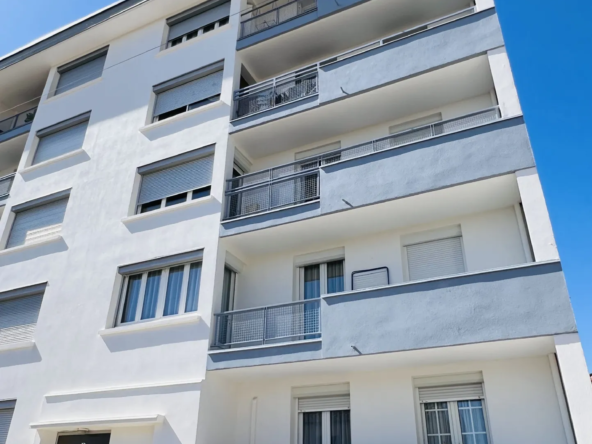 Appartement T3 à vendre à Lunel avec balcon et véranda