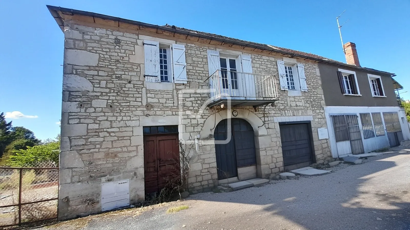 Charmante Bâtisse à Restaurer avec Appartement Indépendant à Cressensac 