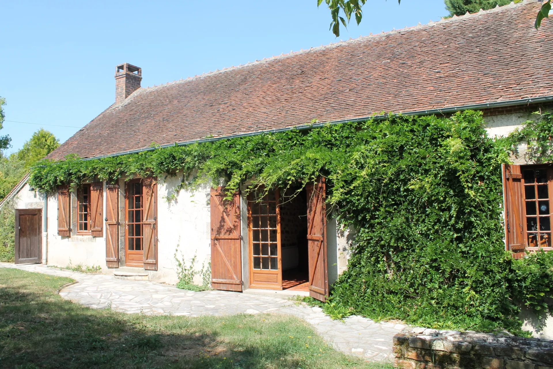 Maison spacieuse à Cérilly avec piscine chauffée sur 2699 m² de terrain 