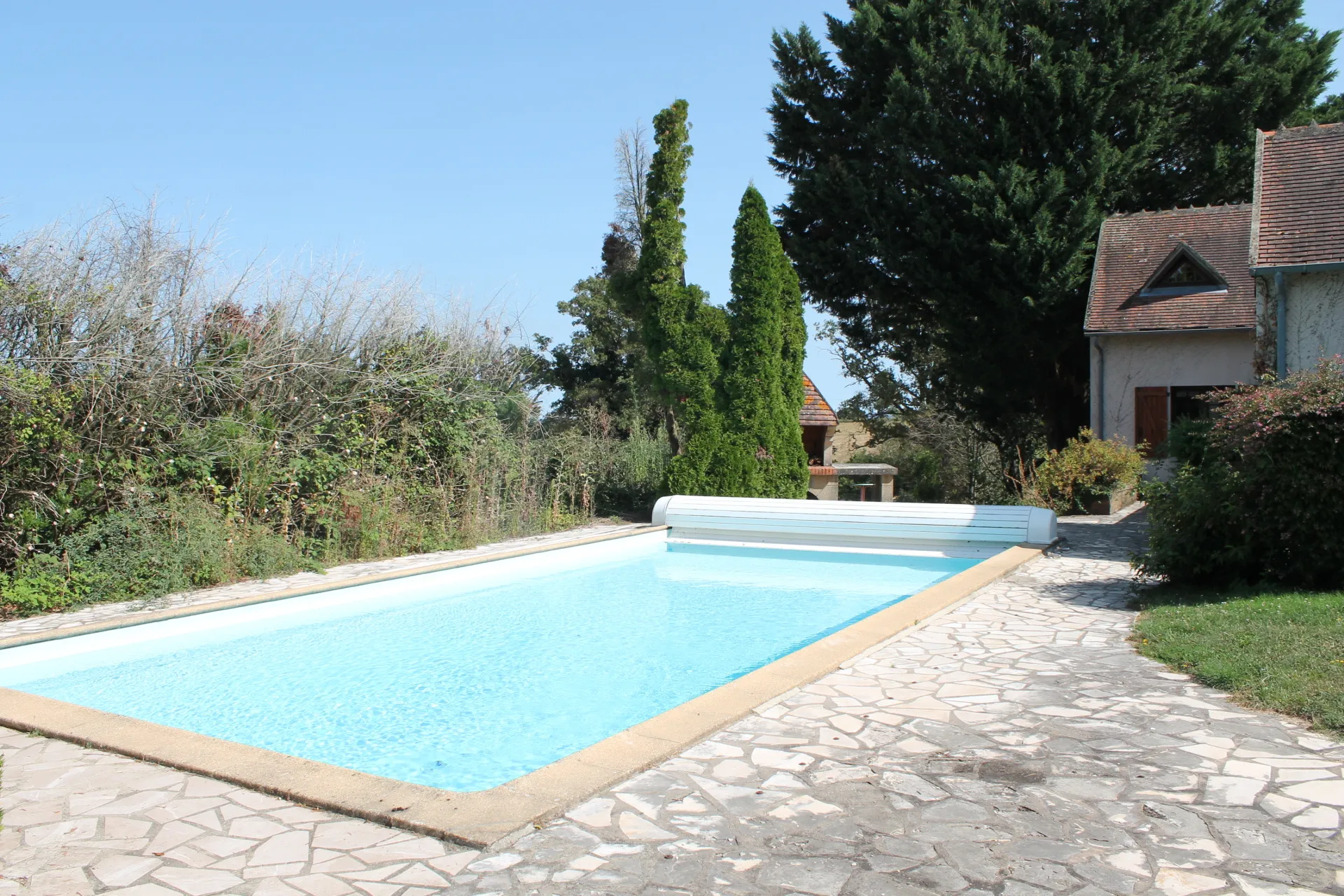 Maison spacieuse à Cérilly avec piscine chauffée sur 2699 m² de terrain 