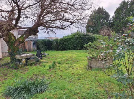 Grande maison à vendre à Cercoux avec 2 chambres 