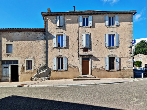 Maison de village avec garage et espace commercial à St Salvy de la Balme