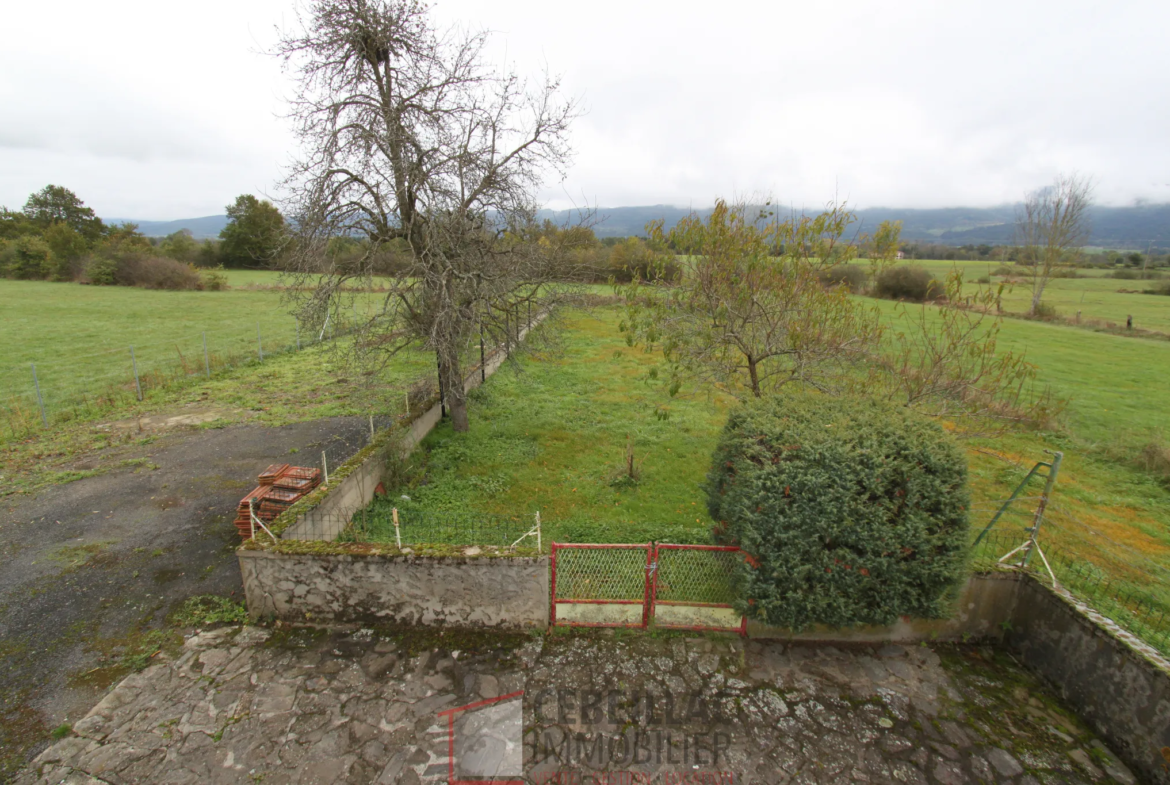 Maison de 87 m2 à Arlanc sur terrain de 5223 m2 à rénover 