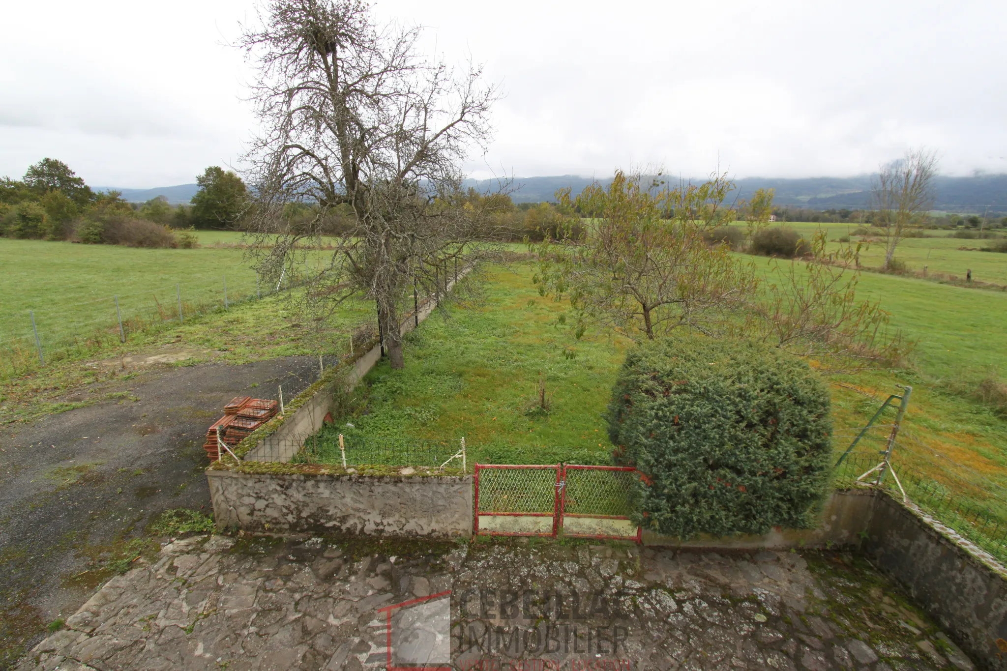 Maison de 87 m2 à Arlanc sur terrain de 5223 m2 à rénover 