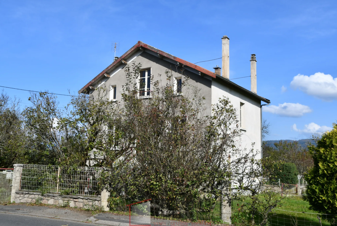 Maison de 87 m2 à Arlanc sur terrain de 5223 m2 à rénover 