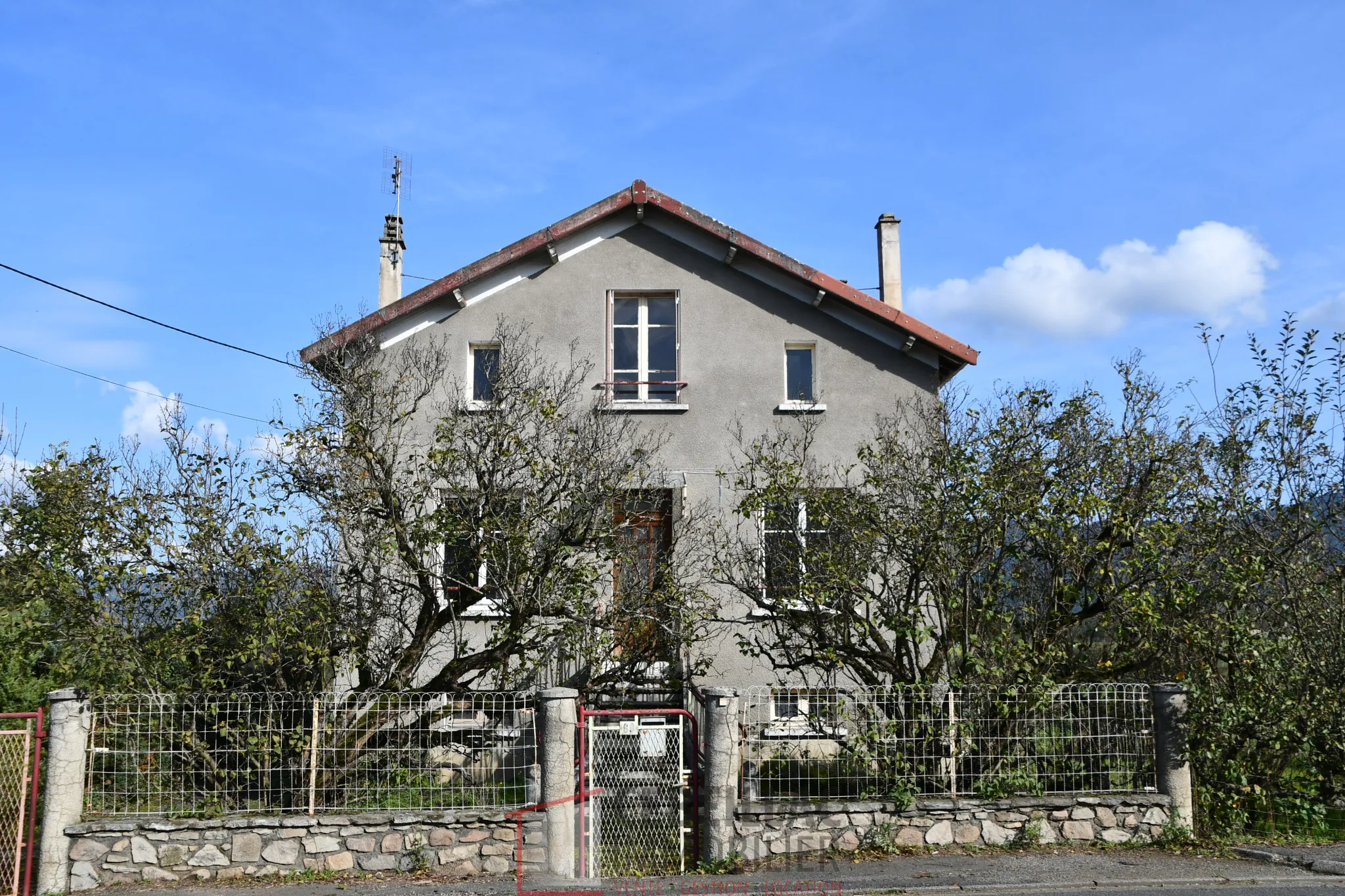 Maison de 87 m2 à Arlanc sur terrain de 5223 m2 à rénover 