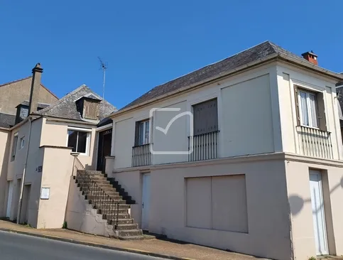 Maison typique à vendre à Gourdon avec potentiel commercial 