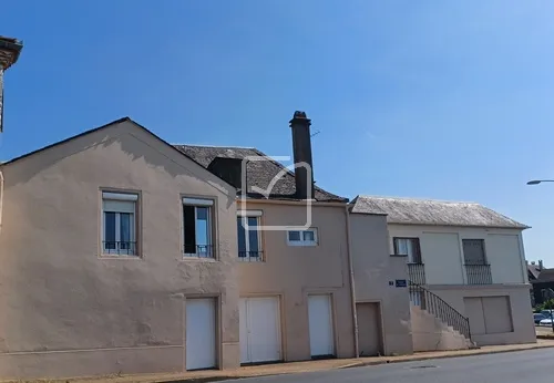 Maison typique à vendre à Gourdon avec potentiel commercial 