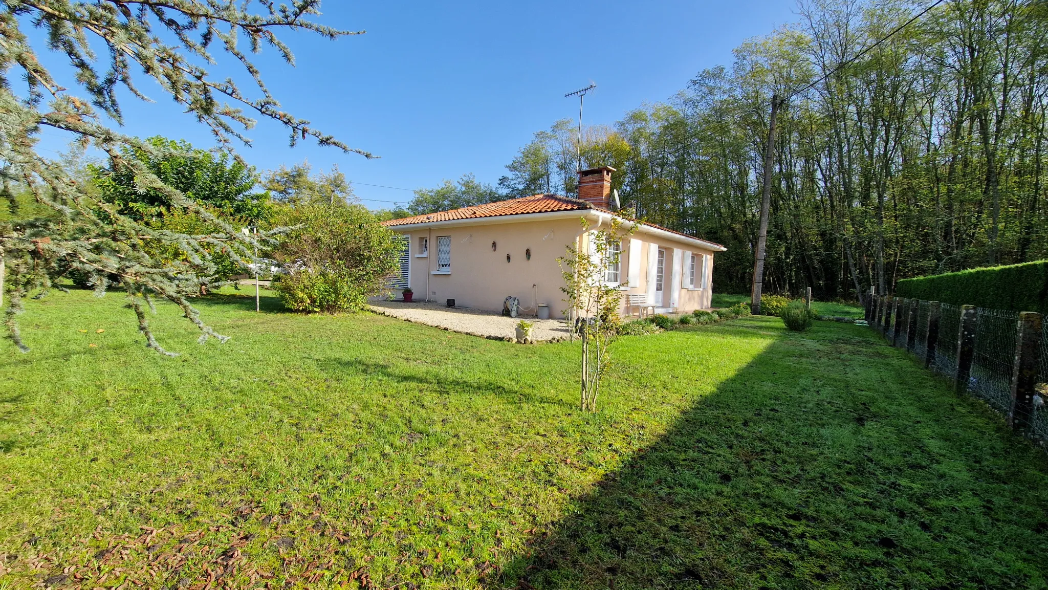 Maison de plain pied à Saint-Symphorien avec jardin et terrasse 