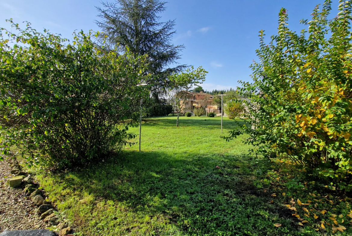 Maison de plain pied à Saint-Symphorien avec jardin et terrasse 