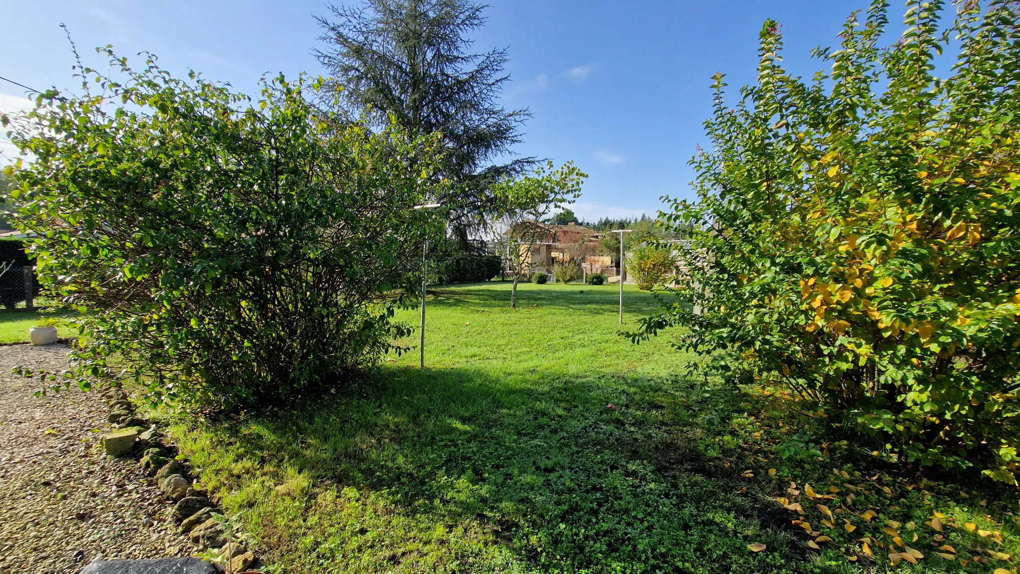 Maison de plain pied à Saint-Symphorien avec jardin et terrasse 